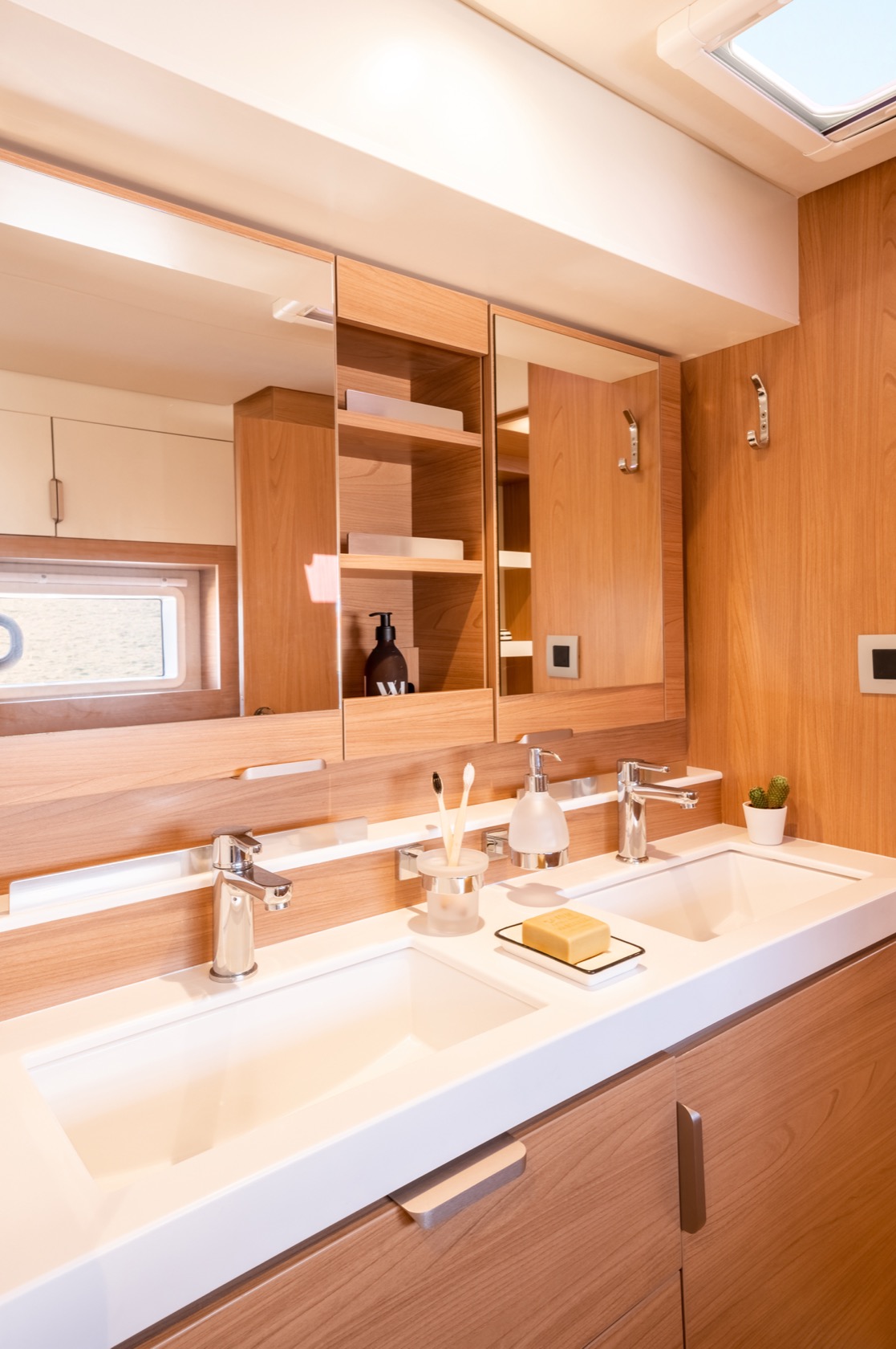 EGOcharter - Leo Bali 4.2 3-cabin catamaran for charter